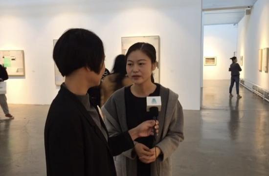 策展人孙艺玮接受采访