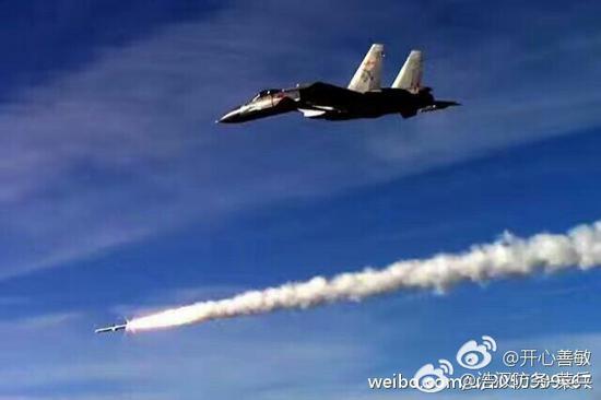 此次辽宁舰南下,J-15曾挂载多种空空、空海、空地武器进行试验