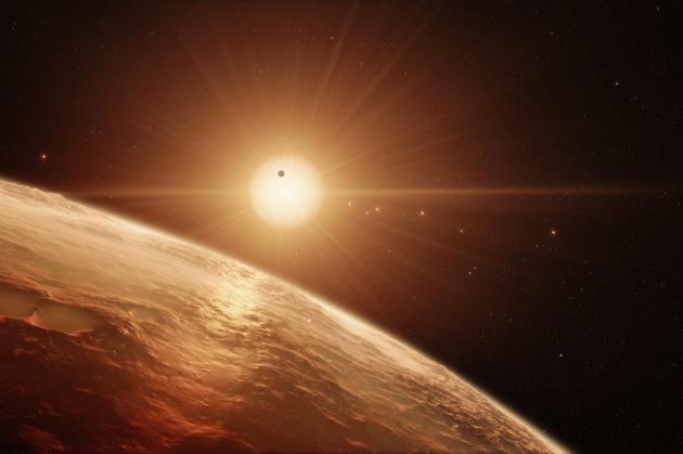 美国宇航局宣布在一颗近距离小质量恒星的周围发现多达7颗大小与地球接近的系外行星,并且这几颗行星相互之间的距离很近,基本都位于这颗恒星周围的宜居带范围内,因此理论上都有可能存在大气和海洋