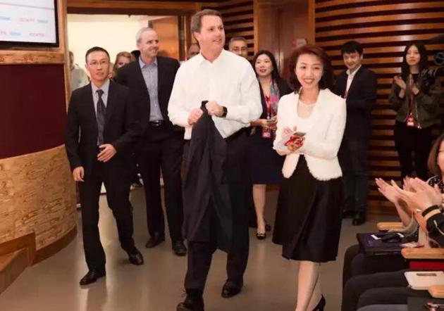 李曦带领团队,邀请并全程安排沃尔玛CEO董明伦访问京东总部