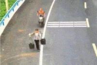GIF|挑粪工被飞车党撞翻 现场屎尿四溅太酸爽