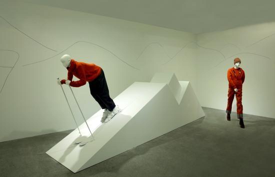7. 皑皑的“雪山”上,运动员穿着最新一季的爱马仕滑雪服,驰骋在浩瀚的冰雪中.jpg