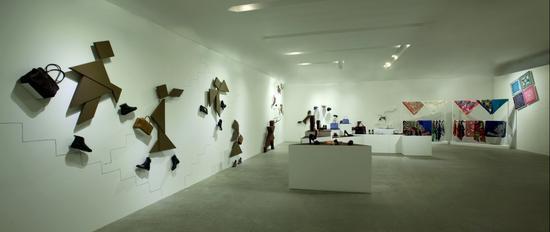 1. 爱马仕2014秋冬系列媒体鉴赏别出心裁地借助多彩七巧板来打造出充满无限拓展和想象的整体空间,以非同凡响的创意与智慧,呈现了一场多姿多彩的“蜕变”景观