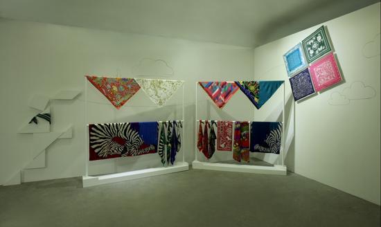 4. 女装丝巾宛如一只在蓝天白云之际翱翔的风筝,充分展现出爱马仕丝织品柔滑飘逸的质感,高悬放飞,随风摇曳.jpg