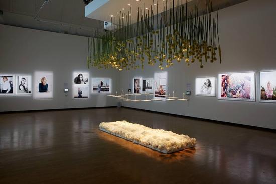 由著名摄影师Mary McCartney策展的戴比尔斯“Moments in Light”摄影展