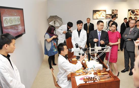 TSL | 谢瑞麟集团副行政总裁谢达峰先生带领到场嘉宾在工艺展示区参观