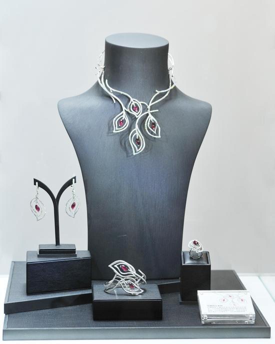 TSL | 谢瑞麟Red Allure「明媚绯红」系列产品展示