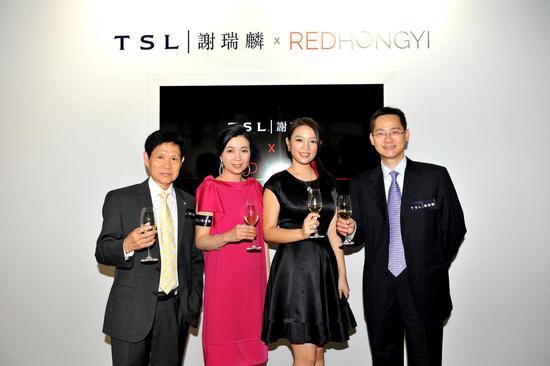 (左起)TSL 谢瑞麟品牌创始人谢瑞麟先生、集团主席及行政总裁谢邱安仪女士、新锐艺术家康怡(RED, Hong Yi)女士、集团副行政总裁谢达峰先生,在TSL 谢瑞麟2014【光影 匠心】珠宝_艺术展现场合影