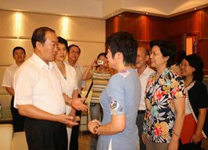 2008年6月26日,于丽芳(左二)与时任江西省委书记苏荣一起听于丹讲座。