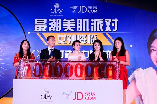 小S携手京东、宝洁高层欢庆Olay京东销量破亿