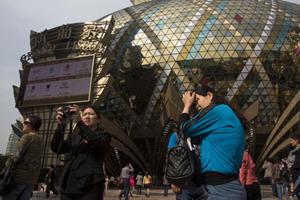 博彩旅游业吸引而来的大量游客,令澳门民生受到的影响事实上更甚于香港,仅从2012年到2013年,澳门道路车辆行驶密度就增加了40%,的士都争着去赌场接客,公交拥挤,严重堵车。(路透社图片)