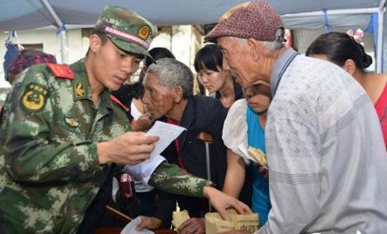谢樵参与地震灾区救援,人民网发