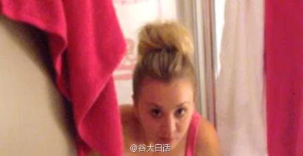 有人放出了《生活大爆炸》潘小花Kaley Cuoco的一段视频。
