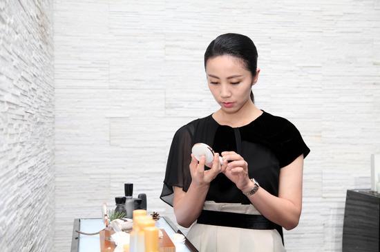 知名女星孙莉 雪花秀和韵品牌展区试用产品