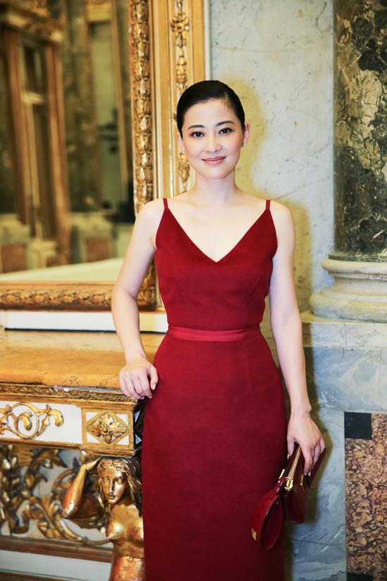 梅婷来到米兰Corso Venezia 16的塞尔贝罗尼皇家宫殿观看宝姿秀