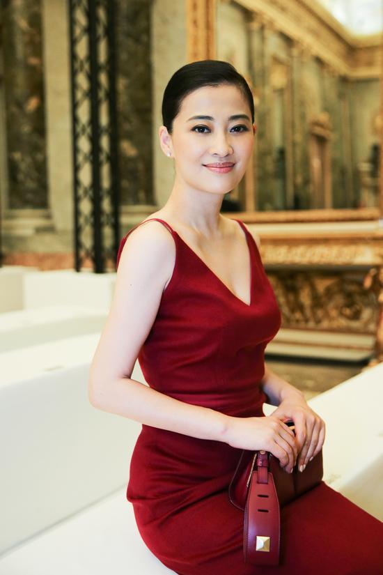 梅婷现身宝姿Ports 1961米兰秀场,一袭红色深V羊绒连衣裙搭配NO.10手袋 2