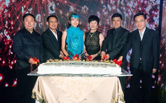 嘉宾切蛋糕为北京七彩云南庆祝十周年生日