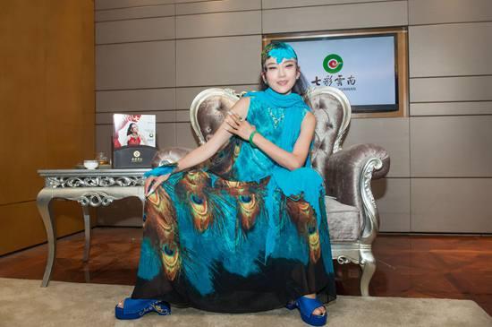 七彩云南品牌代言人、著名舞蹈艺术家杨丽萍女士出席活动展示七彩云南顶级翡翠珠宝
