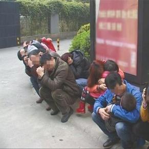 成都特大传销案开庭 22名老总排队受审(图)