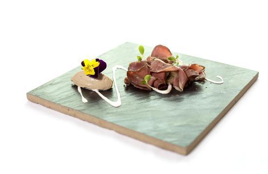 可可熏制鸭胸肉佐鸭肝酱配香烤茄子及四川花椒 (中国)