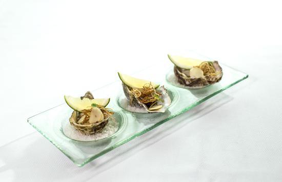 牡蛎配红辣椒与巧克力酱 (泰国)