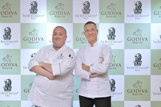 GODIVA歌帝梵亚太区巧克力大师Philippe Daue先生与北京丽思卡尔顿酒店行政总厨Kevin Thomson先生
