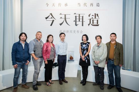 路易十三倾力支持《今天传承-当代再造》计划。图为(从左至右):杨心广先生,史金淞先生,王敬芝女士,姜节泓博士,楠楠女士,梁绍基先生和王建江先生。