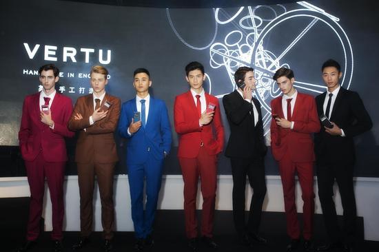 模特展示Vertu Aster系列