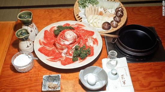在寿喜烧中,通常将神户牛肉切成薄片