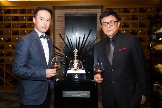 路易十三品鉴官蒋呈彦(左)与著名男高音范竞马(右)一同领略“路易十三140周年纪念限量版”的绰约风姿