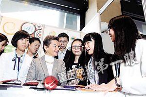 吕海方(右二)与联合国气候大会领导交流