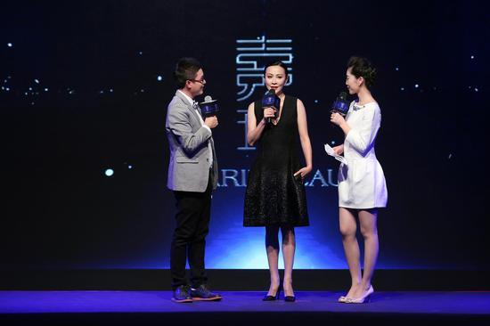 刘嘉玲出场后,与来宾分享了自己的护肤心得
