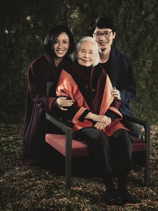 蒋琼耳和外婆及哥哥