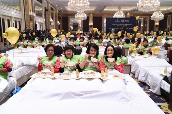 参与者床上用餐 - Participants having breakfast in bed