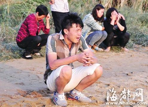 双胞胎家人为失去孩子痛哭