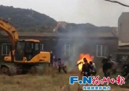 养殖户自焚后抱住村主任双双烧伤