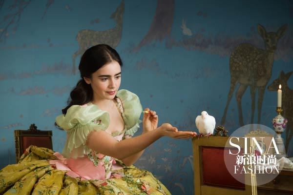 电影《白雪公主之魔镜魔镜》中莉莉-柯林斯饰演白雪公主