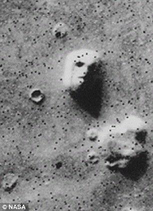 布兰登堡表示他发现了古代火星的两个存在生命的地区发生核爆的证据,其中一个便是曾发现火星脸的“希顿尼亚”。布兰登堡表示火星脸实际上是古代火星文明的遗物。
