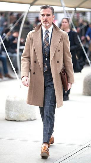 大衣里面穿上一整套正装西服