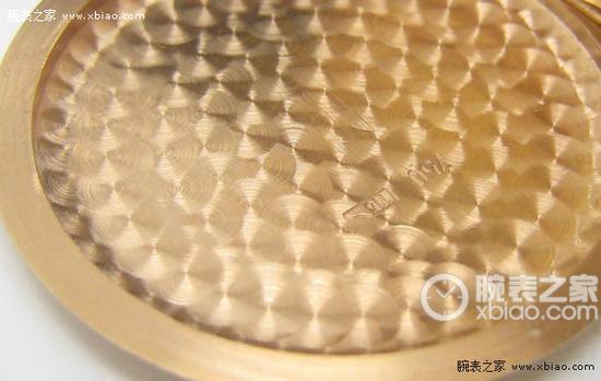某品牌腕表的底盖,鱼鳞纹打磨