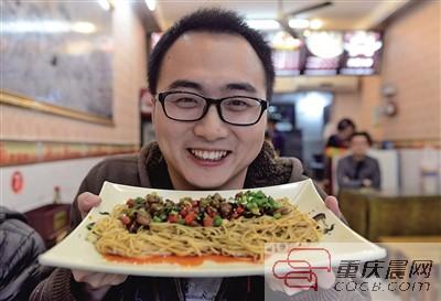 陈科端起一份双椒面闻起香来