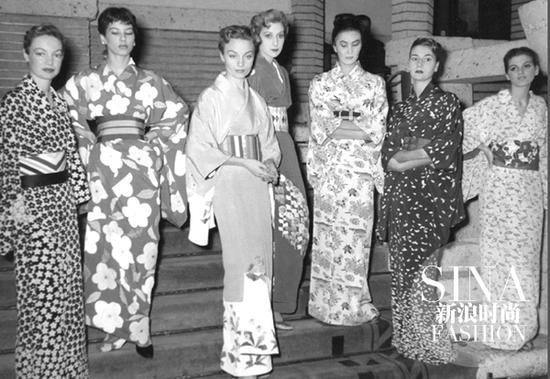 一九五三年十一月,迪奥先生带着7位模特到日本展示自己的时装新作