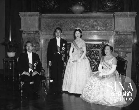 日本美智子王妃(右2)身着迪奥结婚礼服