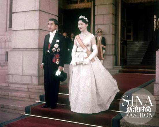 一九五九年四月,美智子王妃身着迪奥礼服在自己的婚礼上