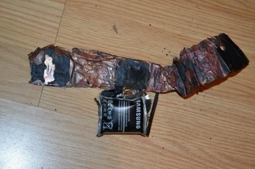 三星Galaxy待机状态下玩自爆:电池火光四射引燃枕头(图)