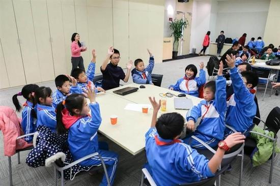 经过微软志愿者浅显易懂、绘声绘色的讲解,同学们发现编程好像也没那么“深奥”,并开始踊跃和志愿者举手互动,希望解答心中的疑问