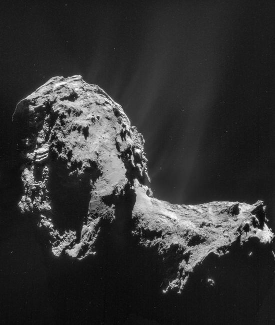 罗塞塔探测器导航相机在2014年11月20日拍摄的67P彗星近景图像。