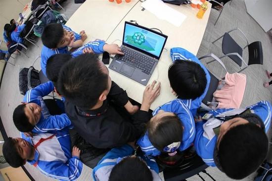 12月10日,105名外来务工子弟学校的同学们走进微软,体验“编程一小时”活动,他们中的绝大多数都是第一次接触编程这项技能
