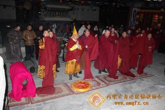 呼和浩特大召寺纪念宗喀巴大师举办燃灯节法会