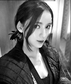 王思聪绯闻女友被疑整容 她有很多名牌包 被汪涵戏称为“义女”